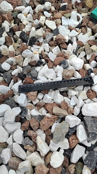 Kamenclub.ru: Мраморная крошка (щебень крошка микс : белый-черный-розовый) фр. 20-40 мм.  купить в Коломне мрамор белый, черный, розовый декоративная ландшафтная крошка 12000 руб/т   фото КАМЕНЬ КЛУБ