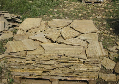 Kamenclub.ru: Песчаник пластушка желтый с разводом под дерево (2 см)  купить в Коломне плитняк желтый с разводами, желтый, рыжий, серый песчаник пластушка рваная ландшафтная 11 000 руб/м3   фото КАМЕНЬ КЛУБ