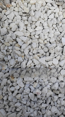 Kamenclub.ru: Мраморная крошка, щебень, цвет-белый, фр. 5-10 мм.  купить в Коломне мрамор белый, айвори, молочный мраморная каменная крошка ландшафтная 12000 руб/т   фото КАМЕНЬ КЛУБ