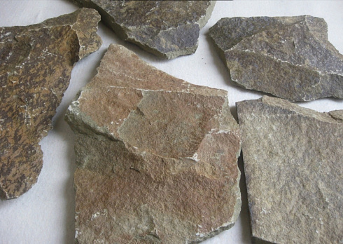 Kamenclub.ru: Песчаник пластушка "фонтанка" серо-зеленая (3,0-5,0 см)  купить в Коломне песчаник серо-зеленая колотые плитки облицовочные пластушки 11400 руб/м3   фото КАМЕНЬ КЛУБ