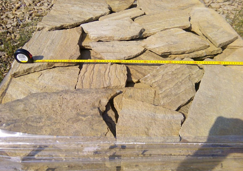 Kamenclub.ru: Песчаник пластушка желтый с разводом под дерево (2 см)  купить в Коломне плитняк желтый с разводами, желтый, рыжий, серый песчаник пластушка рваная ландшафтная 11 000 руб/м3   фото КАМЕНЬ КЛУБ