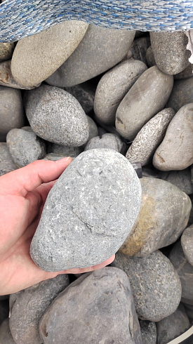 Kamenclub.ru: Галька речная окат (темно-серая) фр. 70-150 мм. купить  в Коломне галька речная темно-серая, синяя, серая речная галька округлая  8000 руб/т   фото КАМЕНЬ КЛУБ