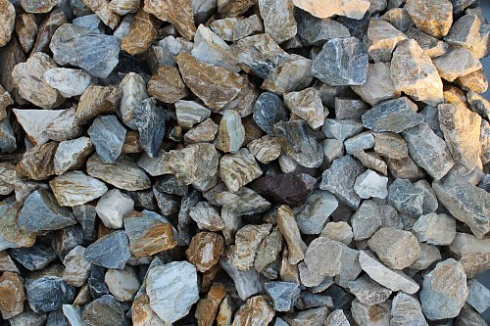 Kamenclub.ru: Мраморная крошка (щебень крошка медовый) фр. 20-40 мм.  купить в Коломне мрамор бежевый рыжий желтый ландшафтная мраморная крошка 12000 руб/т   фото КАМЕНЬ КЛУБ