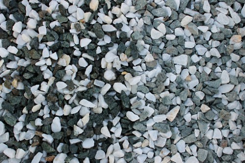 Kamenclub.ru: Мраморная крошка (щебень крошка микс: белый-зеленый) фр. 10-20 мм.  купить в Коломне мрамор белый, зеленый каменная ландшафтная декоративная крошка щебня 9500 руб/т   фото КАМЕНЬ КЛУБ