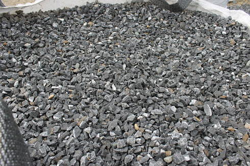 Kamenclub.ru: Щебень крошка черный (мрамор) фр. 40-70 мм.  купить в Коломне мрамор черный с белыми прожилками, черный, белый декоративный щебень 11000 руб/т   фото КАМЕНЬ КЛУБ
