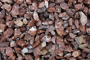 Kamenclub.ru: Мраморная крошка (щебень крошка розовый) фр. 20-40 мм.  купить в Коломне мрамор розовый, красный мраморная крошка декоративная 11000 руб/т   фото КАМЕНЬ КЛУБ