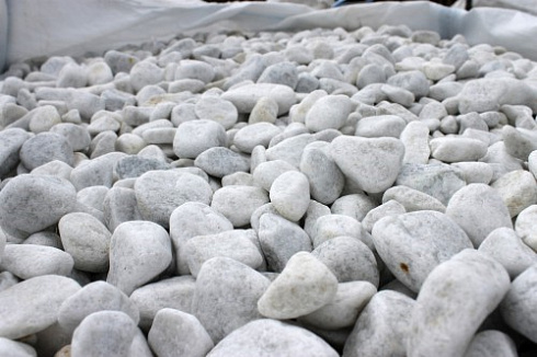 Kamenclub.ru: Мраморная крошка (щебень галтованный белый), фр.20-40 мм.  купить в Коломне мрамор белый бежевый молочный мраморный щебень декоративный 17000 руб/т   фото КАМЕНЬ КЛУБ