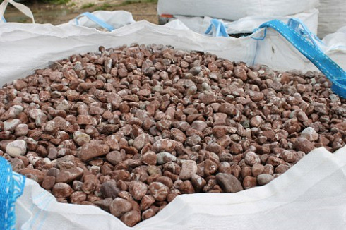 Kamenclub.ru: Мраморная крошка (щебень галтованный розовый) фр.10-20 мм.  купить в Коломне мрамор розовый, красный ландшафтный декоративный окатанный округлый щебень 15000 руб/т   фото КАМЕНЬ КЛУБ