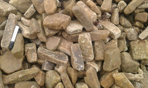 Kamenclub.ru: Песчаник для строительства и кладки блочный (фр 100-200 мм)  купить в Коломне песчаник бежевый серый рыжий валун мелкий для строительства песчаник 6500 руб/т   фото КАМЕНЬ КЛУБ