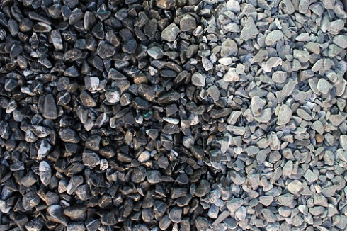 Kamenclub.ru: Щебень галтованный черный (мрамор) фр.10-20 мм.  купить в Коломне мрамор черный с белыми прожилками, черный, белый окатанный округлый ландшафтный декоративный щебень 15000 руб/т   фото КАМЕНЬ КЛУБ