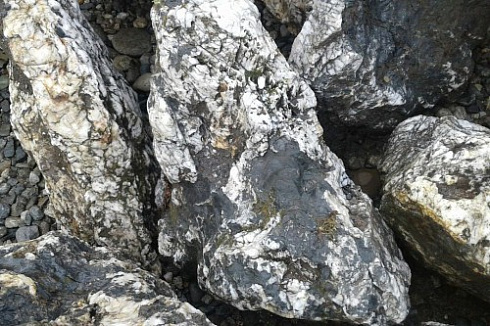 Kamenclub.ru: Черный гранит - кварцит фр. 500-1000 мм.  купить в Коломне гранит кварцит черный серый белый скальный колотый валун 9750 руб/т   фото КАМЕНЬ КЛУБ