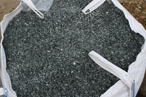 Kamenclub.ru: Щебень крошка зеленый (змеевик) фр. 10-20 мм.  купить в Коломне змеевик зеленый, салатовый декоративная ландшафтная каменная крошка щебня 7 200 руб/т   фото КАМЕНЬ КЛУБ