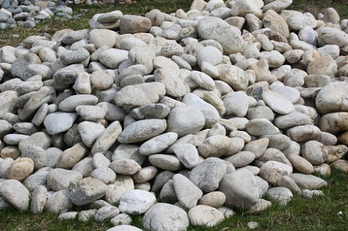 Kamenclub.ru: Бело-серый валунчик фр.100-300 мм.  купить в Коломне крупный камень для ландшафта серый, белый бело-серый валун крупная галька 4500 руб/т   фото КАМЕНЬ КЛУБ