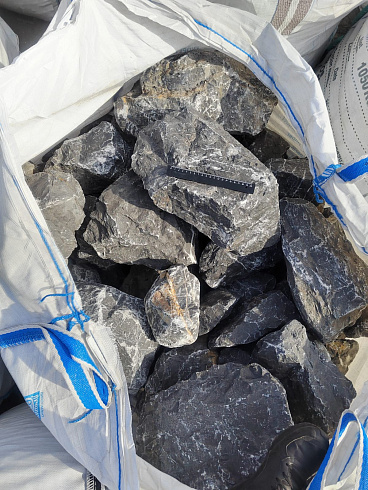 Kamenclub.ru: Черный мрамор скальник фр. 100-500 мм.  купить в Коломне мрамор черный белый серый крупный колотый валун ландшафтный 8500 руб/т   фото КАМЕНЬ КЛУБ