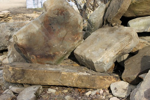 Kamenclub.ru: Песчаник плиты - плахи - пошаговые дорожки (фр. 70-150 мм)  купить в Коломне песчаник серый бежевый желтый зеленый колотый песчаник строительный 6500 руб/т   фото КАМЕНЬ КЛУБ