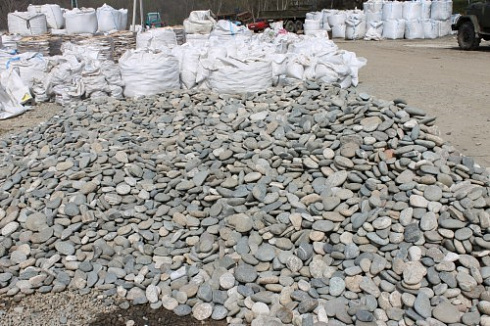 Kamenclub.ru: Галька речная плоская (ассорти) фр. 70-150 мм. купить  в Коломне галька галечник серый белый темно-серый синий светло-серый плоская природная галька  9000 руб/т   фото КАМЕНЬ КЛУБ