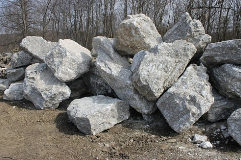 Kamenclub.ru: Мраморизированный известняк фр.500-1500 мм.  купить в Коломне    10000 руб/т   фото КАМЕНЬ КЛУБ