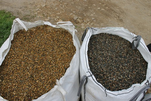 Kamenclub.ru: Галька окат (серо-желтая) фр.10-20 мм. купить  в Коломне галька серо-желтая, рыжая, серый речная окатанная округлая галька 5000 руб/т   фото КАМЕНЬ КЛУБ