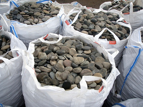 Kamenclub.ru: Галька речная плоская (ассорти) фр. 100-200-300 мм. купить  в Коломне галька плоская разноцветная серый белый темно-серый синий речная галька ландшафтная 8000 руб/т   фото КАМЕНЬ КЛУБ