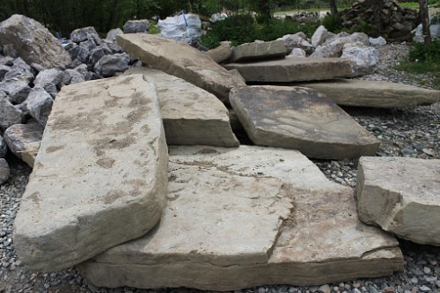 Kamenclub.ru: Песчаник плиты - плахи - пошаговые дорожки (фр. 70-150 мм)  купить в Коломне песчаник серый бежевый желтый зеленый колотый песчаник строительный 6500 руб/т   фото КАМЕНЬ КЛУБ