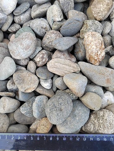 Kamenclub.ru: Галька речная окат (пестрая) фр. 20-40 мм. купить  в Коломне галька речная пестрая, серая, серые оттенки галька речная окатанная округлая 5000 руб/т   фото КАМЕНЬ КЛУБ
