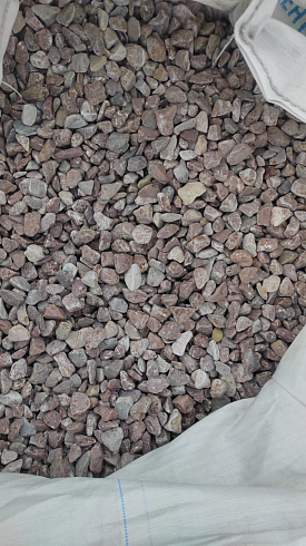 Kamenclub.ru: Мраморная крошка (щебень галтованный розовый) фр.20-40 мм.  купить в Коломне мрамор розовый, красный оголтованный округлый щебень  15000 руб/т   фото КАМЕНЬ КЛУБ