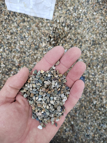 Kamenclub.ru: Галька речная окат (серая) фр.3-5 мм купить  в Коломне галька речная серая бежевый темно-серый окатанный речной камень округлый 9500 руб/т   фото КАМЕНЬ КЛУБ