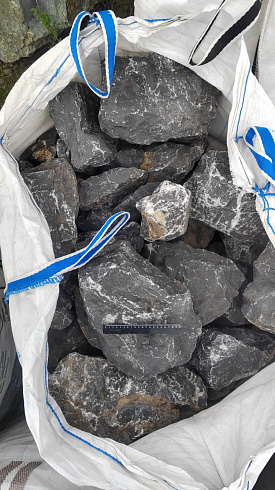 Kamenclub.ru: Черный мрамор скальник фр. 100-500 мм.  купить в Коломне мрамор черный белый серый крупный колотый валун ландшафтный 8500 руб/т   фото КАМЕНЬ КЛУБ