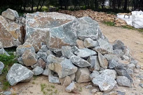 Kamenclub.ru: Гранит скальник (серо-зеленый) фр. 500-1500 мм.  купить в Коломне гранит мрамор  серый зеленый темно-серый глыба скальная колотая ландшафтная 7 500 руб/т   фото КАМЕНЬ КЛУБ