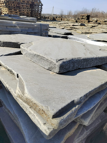 Kamenclub.ru: Песчаник пластушка светло-серый (4,0 - 6,0 см)  купить в Коломне плитняк - пластушка светло-серый песчаник 12600 руб/м3   фото КАМЕНЬ КЛУБ