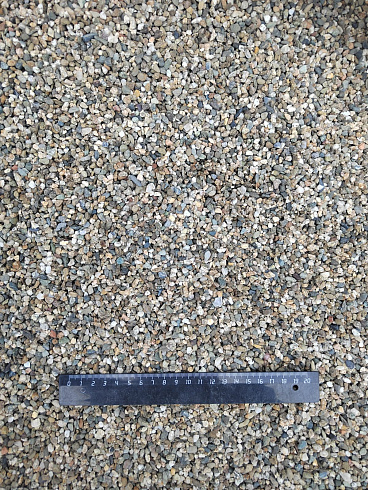 Kamenclub.ru: Галька речная окат (серая) фр.3-5 мм купить  в Коломне галька речная серая бежевый темно-серый окатанный речной камень округлый 9500 руб/т   фото КАМЕНЬ КЛУБ
