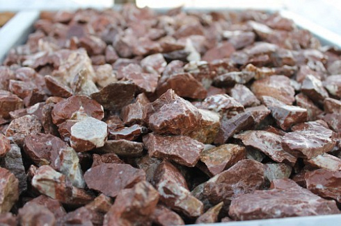 Kamenclub.ru: Мраморная крошка (щебень крошка розовый) фр. 20-40 мм.  купить в Коломне мрамор розовый, красный мраморная крошка декоративная 11000 руб/т   фото КАМЕНЬ КЛУБ