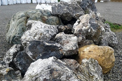 Kamenclub.ru: Черный гранит - кварцит фр. 500-1000 мм.  купить в Коломне гранит кварцит черный серый белый скальный колотый валун 9750 руб/т   фото КАМЕНЬ КЛУБ