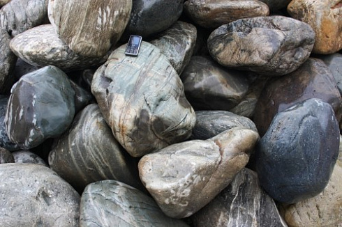 Kamenclub.ru: Речной валун Кабанчик фр.300-500 мм.  купить в Коломне крупный природный камень галька серый, темно-серый речной валун галечник масштабный 7000 руб/т   фото КАМЕНЬ КЛУБ