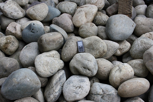 Kamenclub.ru: Темно-серый валунчик фр.100-300 мм.  купить в Коломне крупный природный камень серый, темно-серый, светло-серый речная галька большого размера окатанная 4500 руб/т   фото КАМЕНЬ КЛУБ