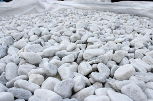 Kamenclub.ru: Мраморная крошка (щебень галтованный белый) фр.10-20 мм.  купить в Коломне мрамор белый, молочный, айвори окатанный округлый декоративный ландшафтный щебень 17000 руб/т   фото КАМЕНЬ КЛУБ