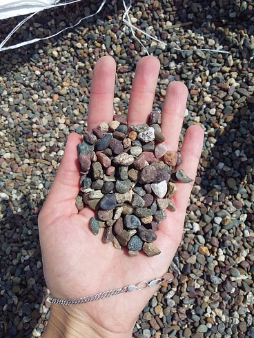 Kamenclub.ru: Галька речная окат цветная фр.5-10 мм. купить  в Коломне галька речная белый, серый, красноватый, синий, темно-серый речная окатанная галька декоративная 6800 руб/т   фото КАМЕНЬ КЛУБ