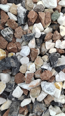 Kamenclub.ru: Мраморная крошка (щебень крошка микс : белый-черный-розовый) фр. 20-40 мм.  купить в Коломне мрамор белый, черный, розовый декоративная ландшафтная крошка 12000 руб/т   фото КАМЕНЬ КЛУБ