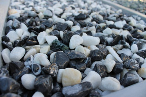 Kamenclub.ru: Мраморная крошка (щебень галтованный микс:белый-черный) фр.10-20 мм.  купить в Коломне мрамор белый, черный окатанные округлые декоративные ландшафтные камни щебня 15500 руб/т   фото КАМЕНЬ КЛУБ