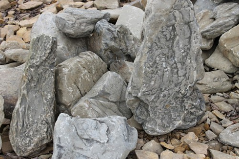 Kamenclub.ru: Песчаник декоративный ландшафтный (фр. 300-500 мм)  купить в Коломне песчаник желтый рыжий серый зеленый валун речной окатанный природный песчаника 4 500 руб/т   фото КАМЕНЬ КЛУБ