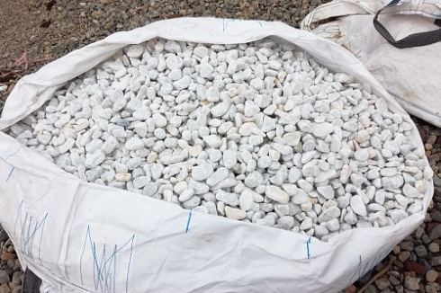 Kamenclub.ru: Мраморная крошка (щебень галтованный белый), фр.20-40 мм.  купить в Коломне мрамор белый бежевый молочный мраморный щебень декоративный 17000 руб/т   фото КАМЕНЬ КЛУБ