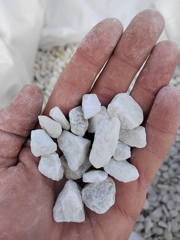 Kamenclub.ru: Мраморная крошка, щебень, цвет-белый, фр. 10-20 мм.  купить в Коломне мрамор белый, молочный айвори каменная ландшафтная декоративная крошка шебня 12000 руб/т   фото КАМЕНЬ КЛУБ