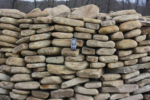 Kamenclub.ru: Песчаник для мощения дорожек, площадок, парковок ( фр 5-10 см)  купить в Коломне песчаник  серый желтый коричневый рыжий песчаник оголтованный окатанный 6500 руб/т   фото КАМЕНЬ КЛУБ