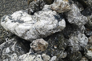 Kamenclub.ru: Черный гранит - кварцит фр. 500-1000 мм.  купить в Коломне гранит кварцит черный серый белый скальный колотый валун 9750 руб/т   фото КАМЕНЬ КЛУБ