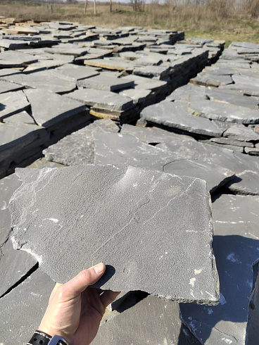 Kamenclub.ru: Песчаник пластушка светло-серый (2,0 см)  купить в Коломне плитняк- ластушка светло-серый, серый рваный ландшафтный плитняк колотый 13800 руб/м3   фото КАМЕНЬ КЛУБ