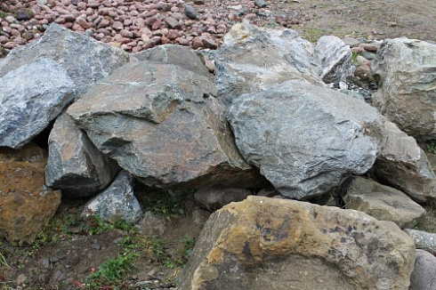 Kamenclub.ru: Змеевик скальник фр. 500-1500 мм.  купить в Коломне змеевик зеленый серый черный глыба скальная колотая 7500 руб/т   фото КАМЕНЬ КЛУБ