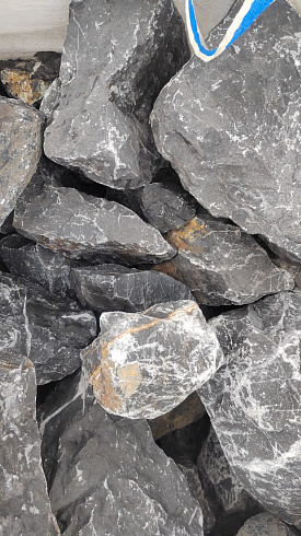 Kamenclub.ru: Черный мрамор скальник фр. 100-500 мм.  купить в Коломне мрамор черный белый серый крупный колотый валун ландшафтный 8500 руб/т   фото КАМЕНЬ КЛУБ