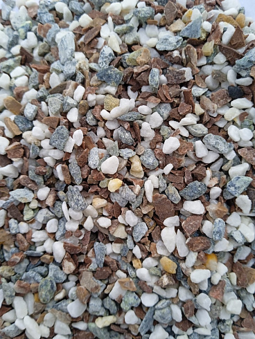 Kamenclub.ru: Мраморная крошка (щебень галтованный микс:белый-черный-розовый-медовый) фр.5-10 мм.  купить в Коломне мрамор белый, медовый, черный, розовый мраморный галтованный щебень декоративный ландшафтный 15500 руб/т   фото КАМЕНЬ КЛУБ