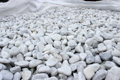 Kamenclub.ru: Мраморная крошка (щебень галтованный белый) фр.10-20 мм.  купить в Коломне мрамор белый, молочный, айвори окатанный округлый декоративный ландшафтный щебень 17000 руб/т   фото КАМЕНЬ КЛУБ