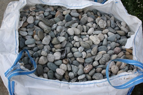 Kamenclub.ru: Галька речная окат (ассорти) фр. 50-100 мм. купить  в Коломне галька природная округлая серая белая черная серая коричневая синяя галька речная окатанная округлая 6200 руб/т   фото КАМЕНЬ КЛУБ